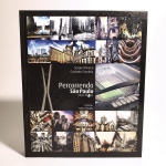 Percorrendo São Paulo; edição bilíngue. Sergio Oliveira e Cristiane Cambria. Idioma: Português e Inglês. São Paulo, 2014. Editora All Print. 342 páginas. Capa dura. Livro em bom estado de conservação. Não possui grifo ou rasura.