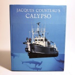 Calypso. Jacques Cousteau 's. Idioma: Português. New York, 1983. Editora Harry N Abrams. 192 páginas. Capa dura. Livro em regular estado de conservação. Corte e miolo com pontos de oxidação. Não possui grifo ou rasura.