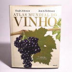 Atlas mundial do vinho - 7º Edição. Hugh Johson e Jancis Robinson. Idioma: Português. São Paulo, 2014. Editora Globo Estilo. 400 páginas. Capa dura. Livro em bom estado de conservação. Não possui grifo ou rasura.