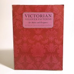 Victorian Allover Patterns. Carol Belanger Grafton. Idioma: Português. New York, 1990. Editora Dover Publications. 88 páginas. Brochura. Livro em regular estado de conservação. Corte e miolo com oxidações. Não possui grifo ou rasura.