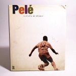 Pelé; O Atleta do século. Idioma: Português. São Paulo, 2000. Editora Abril. 214 páginas. Capa dura. Livro em regular estado de conservação. Corte e miolo com manchas amareladas. Sobrecapa amarelada. Não possui grifo ou rasura.