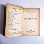 L'Ile des Pingouins. Anatole France. Idioma: francês. Paris, 1908. Editora Calmann-Lévy. 419 páginas. Capa dura. Livro em regular estado de conservação. Corte e miolo escurecidos por oxidação; primeiras páginas com rasgo na base. Capa, contracapa e lombada com desgastes e oxidações; fita na lombada. Não possui grifo ou rasura.