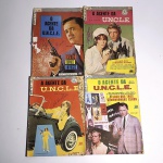 Hq 1: O Agente da Uncle; o caso dos três camundongos cegos. N77. 1967. Editora Ebal. Idioma: Português. Revista em regular estado de conservação. Desgastes nas extremidades da capa e contracapa e no corte. Capa com rasuras.Hq 2: O Agente da Uncle; Espiões, Armas e Intrigas. N76. 1967. Editora Ebal. Idioma: Português. Revista em regular estado de conservação. Rasgos na lombada, desgastes e rasuras na capa.Hq 3: A Agente da Uncle. N82. 1967. Editora Ebal. Idioma: Português. Revista em regular estado de conservação. Capa com rasgo e extremidades com desgastes e pedaço faltando(verificável na foto). Páginas com marcas de manuseio. Rasuras na capa.Hq 4: A Agente da Uncle; O Caso dos Acidentes Fatais. N81. 1966. Editora Ebal. Idioma: Português. Revista em regular estado de conservação. Com desgastes e pequenos rasgos nas extremidades da capa; páginas com marcas de manuseio. Rasura na capa.Revistas de histórias em quadrinhos usadas, podendo apresentar: marcas de uso, manuseio e desgastes devido a ação do tempo; escurecimento devido à oxidação; anotações, rasuras e grifo e pontos de oxidação.