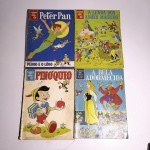 Hq 1: Clássicos Walt Disney; 4 Peter Pan - Pedro e o Lobo. 1966. Editora Abril. Idioma: Português. Revista em regular estado de conservação. Hq 2: Clássicos Walt Disney; 19. A Lenda dos anões mágicos. 1970. Editora Abril. Idioma: Português. Revista em regular estado de conservação. Hq 3: Clássicos Walt Disney; 18 Pinóquio. 1970. Editora Abril. Idioma: Português. Revista em regular estado de conservação. Rasura na capa; lombada aberta.Hq 4: Clássicos Walt Disney; 1 A Bela Adormecida. XXXX. Editora Abril. Idioma: Português. Revista em regular estado de conservação. Desgastes na lombada. Risco na capa, rasura na primeira folha.Revistas de histórias em quadrinhos usadas, podendo apresentar: marcas de uso, manuseio e desgastes devido a ação do tempo; escurecimento devido à oxidação; anotações, rasuras e grifo e pontos de oxidação.