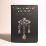 Cinco Séculos de Joalharia - Museu Nacional de Arte Antiga, Lisboa. Leonor dOrey. Idioma: Português. 1995, Lisboa. Editora Zwemmer. 128 páginas. Capa dura. Livro em regular estado de conservação. Corte e miolo com manchas de oxidação. Não possui grifo ou rasura.