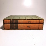 Box; Enciclopédia da arte da culinária - Globo. Idioma: Português. Rio de Janeiro - São Paulo - Porto Alegre, 1954. Editora Globo. 838 páginas. Capa dura. Livros em regular estado de conservação, com marcas de ação do tempo. Corte e páginas com pontos de oxidação; livro II com primeiras páginas soltando levemente e miolo com tecido aparecendo. Capa, contracapa e lombada de ambos com oxidações. Não possui grifo ou rasura. Caixa com desgastes e oxidações.