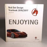 Red Dot Design Yearbook 2016/2017 Enjoying. Peter Zec. Idioma: Inglês e Alemão, 2017. Editora Reddot. 460 páginas. Capa dura. Livro em bom estado de conservação. Capa, contracapa e lombada com leve mancha. Não possui grifo ou rasura.