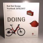 Red Dot Design Yearbook 2016/2017 Doing. Peter Zec. Idioma: Inglês e alemão. 2017. Editora Reddo. 364 páginas. Capa dura. Livro em bom estado de conservação. Capa, contracapa e lombada com desgastes. Não possui grifo ou rasura.