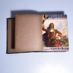 Pequenina; Capitão Blood. N49 a N60.Rafael Sabatino. Idioma: Português. 1958. Editora Abril. 65 páginas. Capa dura. Livro em regular estado de conservação, com marcas de ação do tempo. Corte e páginas escurecidos por oxidação. Capa, contracapa e lombada com desgastes e oxidações; miolo aberto, lombada aberta. Não possui grifo ou rasura.