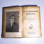 A Reorganização financeira. Ministério das Finanças. Idioma: Português. Coimbra 1930. Editora Coimbra. 560 páginas. Capa dura. Livro em regular estado de conservação. Corte e miolo escurecidos por oxidação. Capa, contracapa e lombada com marcas de manuseio e oxidações. Anotação na folha de rosto.