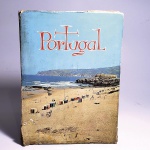 Portugal. Dr Frederic P Marjay. Idioma: Inglês. Lisbon, 1967. Editora Livraria Bertrand. Capa dura. Livro em regular estado de conservação. Corte e miolo escurecidos por oxidação. Capa, contracapa e lombada com marcas de manuseio e oxidações; sobrecapa com rasgos na lombada e frontal, e desgastes. Não possui grifo ou rasura.