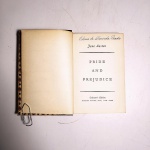 Pride and prejudice. Jane Austen. Idioma: Inglês. New York, 1940. Editora Collectors. 430 páginas. Capa dura. Livro em regular estado de conservação. Corte e miolo escurecidos por oxidação. Capa, contracapa e lombada com marcas de manuseio e oxidações. Anotação na folha de rosto.