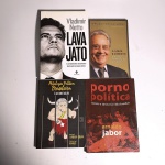 Livro 1: Mitologia Política Brasileira. Centauro Quiron. Idioma: Português. São Paulo, 2016. Editora All Print. 205 páginas. Brochura. Livro em bom estado de conservação. Livro 2: Porno política. Arnaldo jabor. Idioma: Português. Rio de Janeiro, 2006. Editora Objetiva. 234 páginas. Brochura. Livro em bom estado de conservação. Livro 3: Lava Jato. Vladimir Netto. Idioma: Português. Rio de Janeiro, 2016. Editora Primeira Pessoa. 381 páginas. Brochura. Livro em bom estado de conservação. Livro 4: A Soma e o resto. Fernando Henrique Cardoso. Idioma: Português. Rio de Janeiro, 2011. Editora Civilização Brasileira. 191 páginas. Brochura. Livro em bom estado de conservação. Livros usados, podendo apresentar sinais de uso, manuseio e desgastes devido a ação do tempo, corte escurecido, anotações, rasuras ou grifos, pontos de oxidação e páginas amareladas.