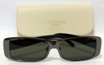 ROCHA, Paris, Óculos de sol, Nº de série: 9308,02, CAT 3, armação em baquelite e lente pretas, hastes laterais decoradas em geométrico com aplicação do logotipo da marca em metal dourado. Acompanha case original.