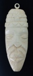 MARFIM, Pingente confeccionado em marfim, ricamente entalhado representando mascara africana. Med.: 9x3,5cm.