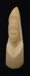 MARFIM, Escultura em marfim, esculpida em presa de elefante representando figura de Deusa Africana. Med.: 7cm.