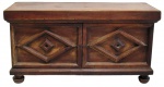 MOBILIARIO. Aparador em madeira, dita: Velha Bahia, portas e laterais almofadadas, pés m bola, 2 portas, possui rachadura no tampo como mostra a foto. Med.: 53x100x40cm.