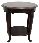 MOBILIARIO, Mesa de canto em madeira, tampo redondo, saia recortada, pés curvos tripoides, entalhes de concheados e prateleira inferior. Med.: 65x65cm.