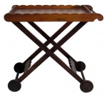 MOBILIARIO, Carrinho para chá, confeccionado em madeira, bandeja com borda ondulada, pés com rodinhas, desmontável. Med.: 70x73x44cm.