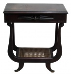 MOBILIARIO, Mesa de canto, confeccionado em madeira, pés curvos terminados em bronze, 1 gaveta central, e prateleira inferior em palinha (no estado). Med.: 70x62x31cm.