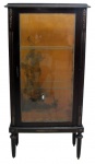 MOBILIARIO, Vitrine em madeira, laterais e teto envidraçados, 2 prateleiras interiores, guarnição em metal dourado, interior em feltro na tonalidade creme (no estado), falta chapa traseira. Med.: 131x65x32cm.