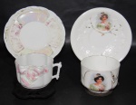 PORCELANA, Duas xícaras de coleção com seus respectivos pires em porcelana esmaltada na tonalidade branca, sendo: A) 1 da manufatura VISTA ALEGRE, com pintura de figura em policromia e trigais em ouro, apresenta 2 bicados (5,5x10x8cm) e B) 1 decorado com flor em relevo na tonalidade rosa, corpo em gomos, pires adaptado com falhas na pintura e 1 bicado (5x9,5x7cm).