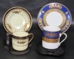 PORCELANA, Duas xícaras de coleção com seus respectivos pires em porcelana esmaltada, sendo: A) 1 da manufatura NORITAKE na tonalidade creme, decorado com guirlanda de folhagens e flores em dourado (5x6,5x5cm) e B) 1 da manufatura PRESEENTTI decorado com elementos vegetalistas e guirlanda floral em ouro e espessas faixas na tonalidade azul e dourado (5,5x7,5x5cm).