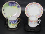 PORCELANA, Duas xícaras de coleção com seus respectivos pires em porcelana esmaltada, sendo A) 1 da manufatura LIMOGES, França, com pintura de guirlanda floral e folhagens em rica policromia, concheados e florões em relevo, borda e alça filetada a ouro (4,5x6,5x5cm) e B) 1 em porcelana japonesa, com pintura de flores e folhagens em policromia, borda e alça filetada a ouro (5x6,5x5cm).