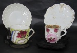 PORCELANA, Duas xícaras de coleção com seus respectivos pires em porcelana esmaltada, sendo A) 1 com pintura furtacor na tonalidade amarela, decorada com flores e folhagens em relevo adornado a ouro, inscrições LEMBRANÇAS (5x7x5,5cm) e B) 1 decorado com flores e folhagens em relevo, realces em rosa, borda perolada e interior em vasta douração, pires adaptado (5x6,5x5cm).