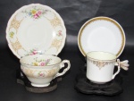 PORCELANA, Duas xícaras de coleção com seus respectivos pires em porcelana esmaltada, sendo: A) 1 da manufatura EPIAG, Cheslovakia, na tonalidade creme com pintura de flores e folhagens em policromia, borda filetada a ouro (4,5x9x7,5cm) e B) 1 na tonalidade branca, guirlanda em vasta douração com pega no feito de libélua, apresenta falhas na douração do pires (5x7,5x5,5cm).