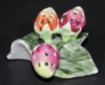 PORCELANA, Paliteiro em porcelana esmaltada, representando frutos, decorado em policromia,  com suporte para 28 palitos, numerado na base. Med.: 5x8x8,5cm.