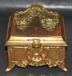 IRMÃOS STEFANELLI, Caixa porta joias em bronze, estilo art noveau, ricamente decorado concheados, volutas e elementos vegetalistas em relevo, apoiado sobre 4 pés curvos, interior em veludo na cor vermelha. Possui sinais de oxidação na parte interior, Med.: 10,5x14x13,5cm.