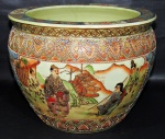 PORCELANA ORIENTAL, Aquário em porcelana chinesa estilo Satzuma, esmaltado com figuras orientais, elementos vegetalistas em rica policromada e relevo, interior decorado com "carpas em ambiente aquático". Marcado no fundo. Med.: 25x32cm. (Devido ao tamanho e fragilidade, a peça só poderá ser enviada por transportadora especializada ou caixa de isopor).