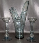 VIDRO, Grande vaso e par de castiçais em vidro translucido. Med.: Vaso: 54x26x18cm / Castiçal: 30,5x12cm.