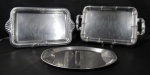 METAL INOX, Três bandejas em aço inox de modelos e decorações distintas. Med.: 37x23cm / 41,5x24,5cm / 43x25cm.
