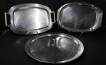 METAL INOX, Três peças em aço inox, sendo: A) 1 bandeja com alças em plástico rígido (46x31cm), B) 1 bandeja com alças cinzeladas da manufatura FRACALANZA (42x29cm) e C) 1 grande prato redondo (40cm).