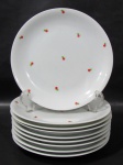 RENNER, Nove pratos para sobremesa em porcelana esmaltada na tonalidade branca com pintura de morangos e folhagens em policromia. Med.: 17,5cm.