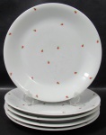 RENNER, Cinco pratos rasos em porcelana esmaltada na tonalidade branca com pintura de morangos e folhagens em policromia. Possui ranhuras. Med.: 25cm.