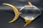 ESCULTURAS, Escultura em acrílico translucido representando peixe com guarnições em bronze. possui ranhuras. Med.: 9x14x6cm.