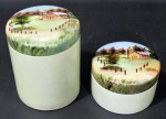 PORCELANA, Duas caixas em porcelana esmaltada na tonalidade verde, tampa com pintura de fazenda em rica policromia. Med.: 10,5x8,5cm / 5,5x8,5cm.