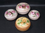 PORCELANA, Quatro caixa porta joias redonda em porcelana esmaltada, com pintura de flores e folhagens em policromia. Maior: 7x12cm / Menor: 6x9cm.
