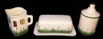 FAIANÇA, Lote com 3 peças em faiança vitrificada na tonalidade bege com pintura de motivos vegetalistas, sendo: A) 1 porta tempero (14x7,5cm), B) 1 leiteira (11x11x8cm) e C) 1 manteigueira (7,5x18,5x10cm).