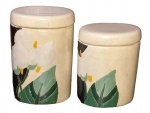 FAIANÇA, Lote com 3 peças em faiança vitrificada na tonalidade bege com pintura de flores e folhagens em policromia, sendo: A) 1 porta algodão (base bicada) (13x8x5,5cm) e B) 1 porta cotonete (11x8x5,5cm).