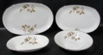 RENNER, Medaillon, Três travessas ovais e 1 saladeira em porcelana esmaltada na tonalidade branca com pintura de flores e folhagens em policromia, borda filetada a prata. Pequeno defeito na pintura da saladeira. Med.: 33,5x23cm / 29x19,5cm / 24x16cm e 6x21,5cm.