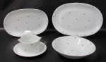 RENNER, Medaillon, Quatro peças em porcelana esmaltada na tonalidade branca com pintura de morangos e folhagens em policromia, sendo: A) 2 travessas ovais (33x23cm / 29x19,5cm), B) 1 saladeira (6x22cm) e C) 1 molheira acondicionada ao presentoir (8x17x11cm).