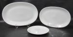 PORCELANA, Duas travessas ovais e 1 prato de sobremesa em porcelana esmaltada na tonalidade branca. Med.: 33,5x23cm / 29x19,5cm / 17,5cm.