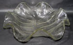 VIDRO, Grande fruteira em vidro translucido no feitio de folha. Med.: 10x38x37cm.