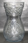 CRISTAL EUROPEU,  Vaso em cristal europeu translucido, ricamente lapidado por estrelas, colmeias, esferas e sulcos, apresentam bicados. Med.: 22,5x12,5cm.