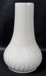 FAIANÇA, Vaso em faiança vitrificada na tonalidade creme, corpo decorado em gomos torcidos. Med.: 27x7cm.