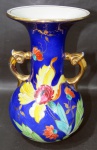 FAIANÇA, Ânfora em faiança vitrificada na tonalidade azul com pintura de flores e folhagens em policromia, adornada em ouro. Marcado no fundo. Med.: 22x15cm.